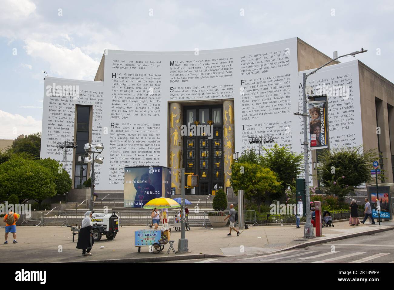 I testi di canzoni di JAY-Z come "Encore" e "Sweet" attualmente coprono l'esterno della Brooklyn Public Library, la posizione centrale in onore del 50° anniversario dell'HipHop nel 2023. La mostra "Book of HOV" di Jay-Z è presso la Brooklyn Public Library Foto Stock