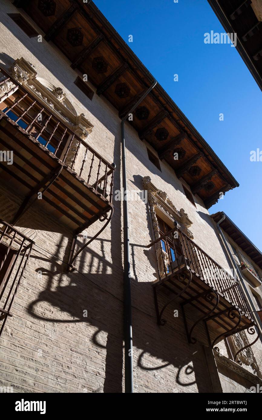 Europa, Spagna, Navarra, Estella-Lizarra, balconi tradizionali e finestre sulla Calle Rua Kalea Foto Stock