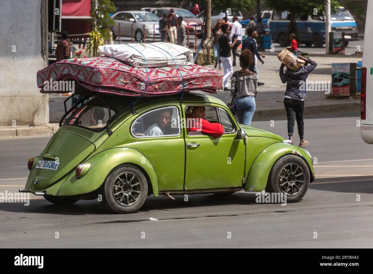 ADDIS ABEBA, ETIOPIA - 25 GENNAIO 2020: VW Beetle che porta un materasso in piazza Meskel ad Addis Abeba, Etiopia Foto Stock