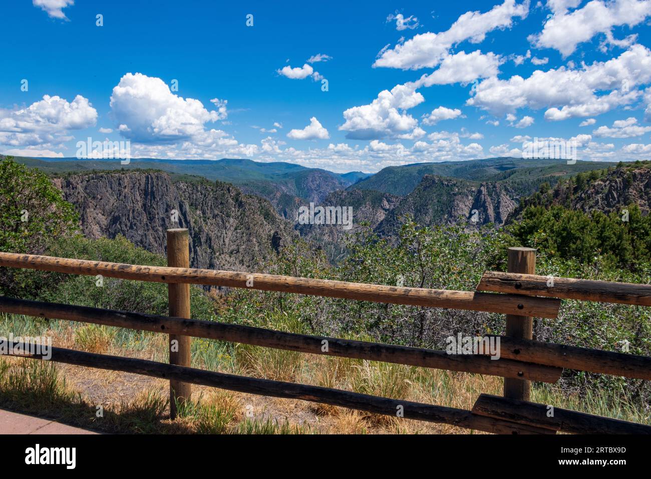 Pareti ripide e roccia nera caratterizzano il Black Canyon del Gunnison National Park Foto Stock