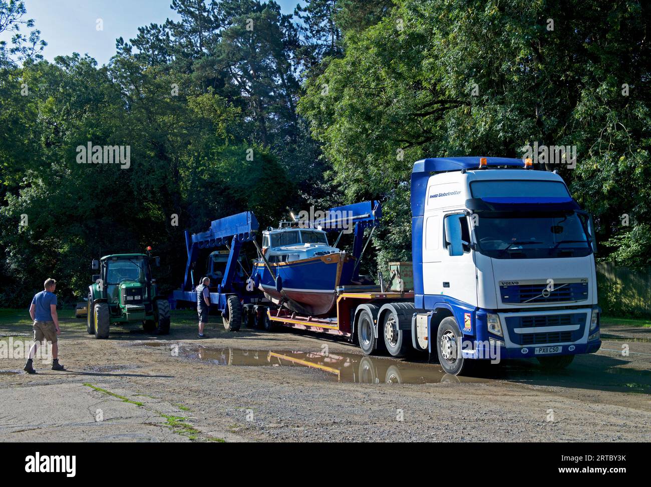 Imbarcazione in fase di lancio, con trattore, sul fiume Ouse, ad Acaster Maine, Acaster Malbis, North Yorkshire, Inghilterra, Regno Unito Foto Stock