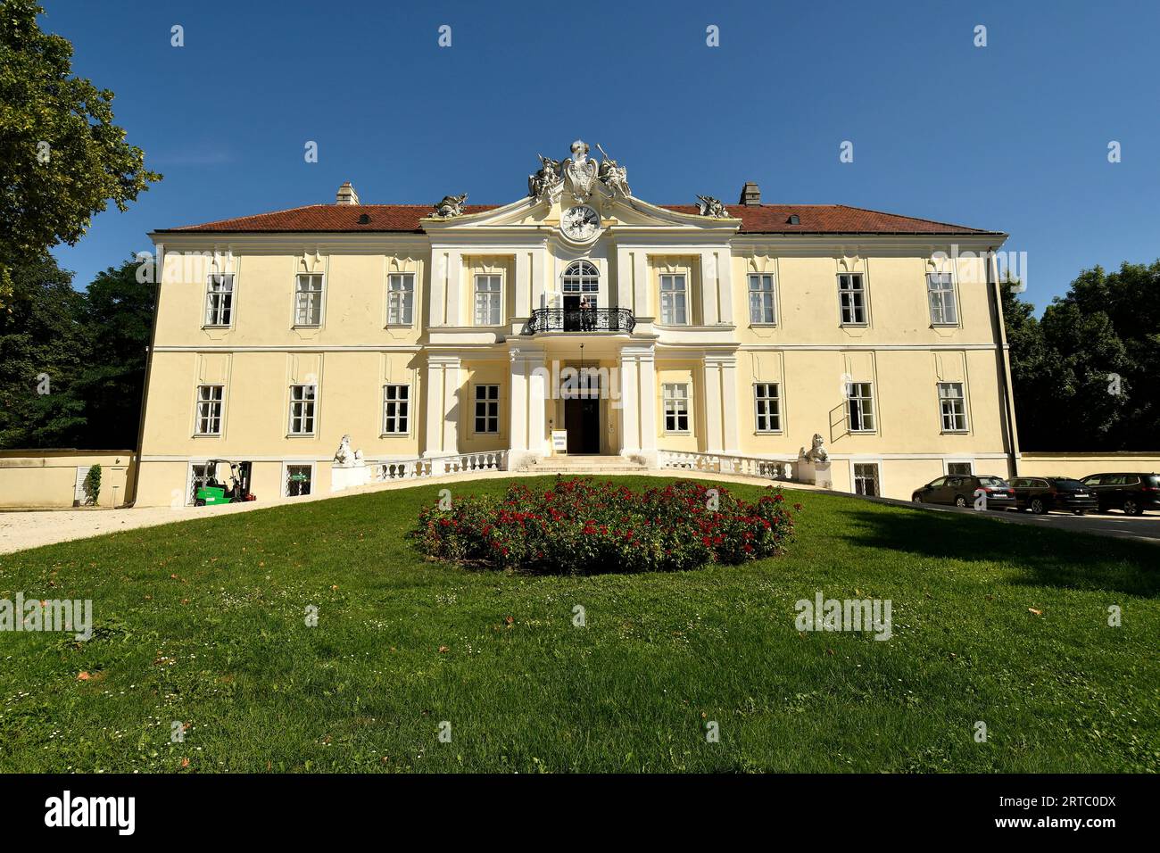 Wilfersdorf, Austria - 5 settembre 2023: Castello barocco Wilfersdorf a Weinviertel, bassa Austria vicino al confine con la Repubblica Ceca, ora regionale Foto Stock