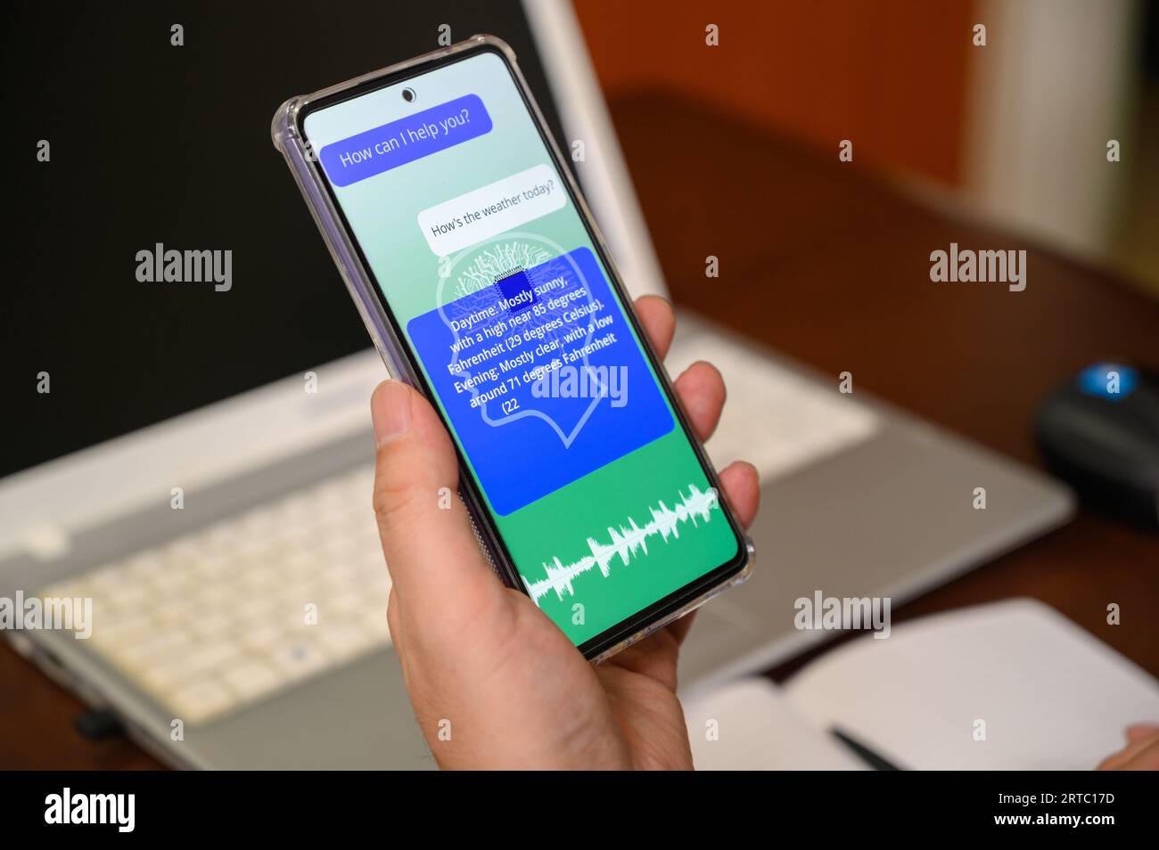 Un uomo che utilizza servizi vocali ai su un dispositivo mobile. concetto di intelligenza artificiale Foto Stock