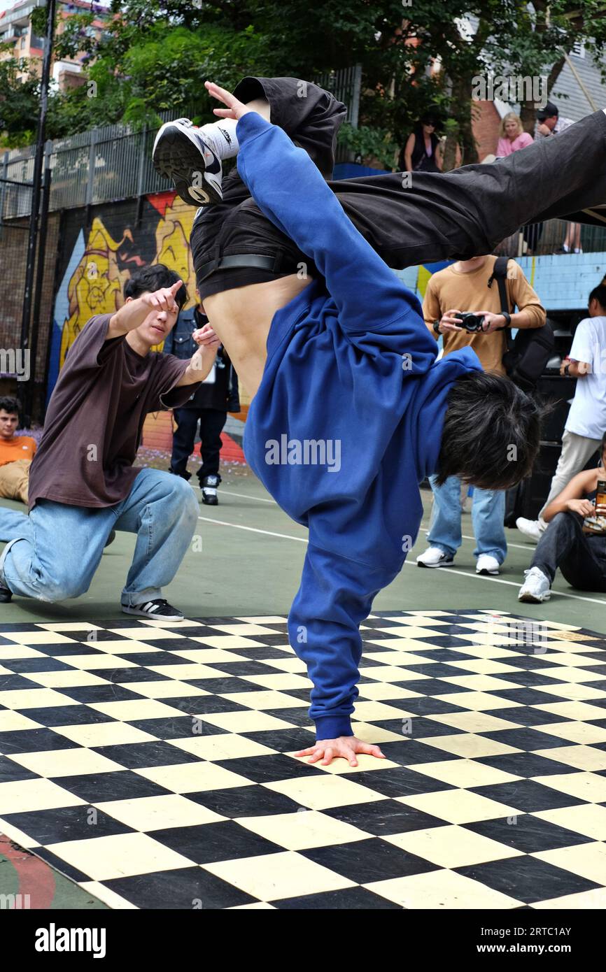 Stand Air Flare con una sola mano - spettacoli di breakdance, gare e battaglie sui campi da basket di Woolloomooloo, Sydney Foto Stock
