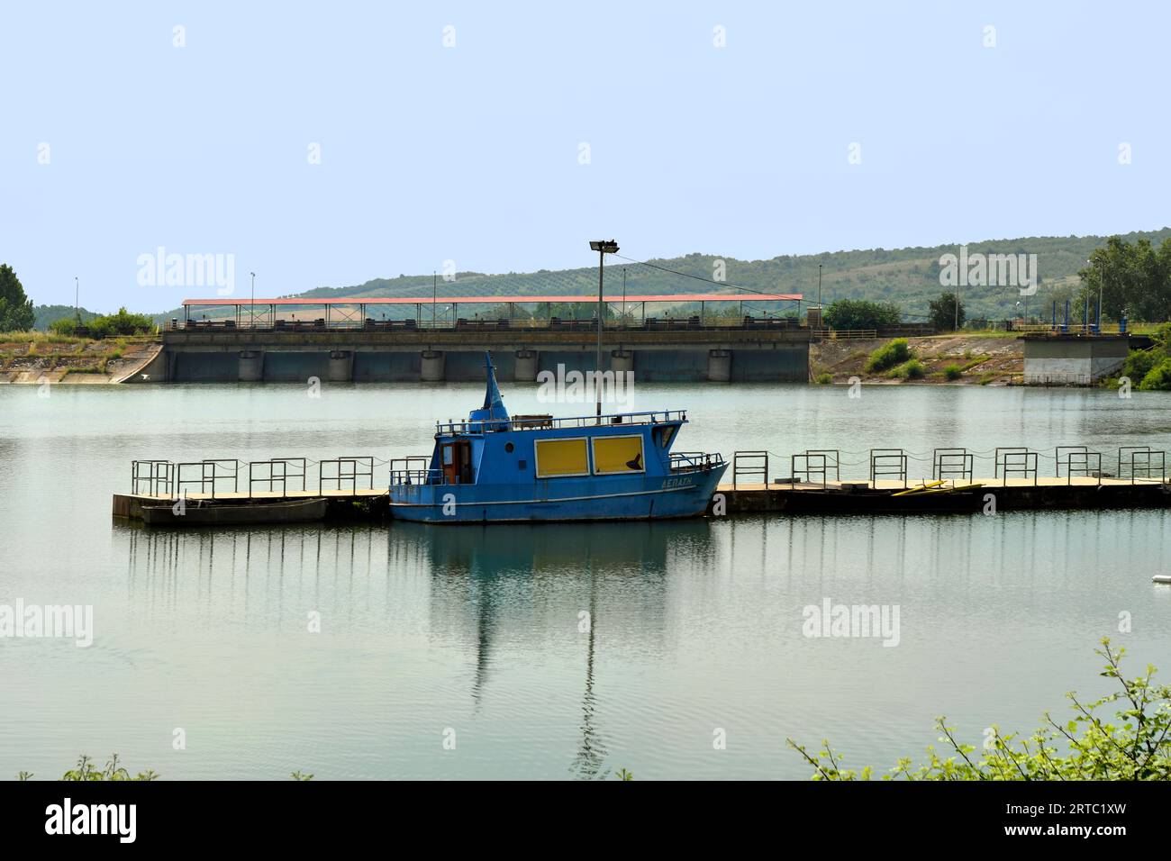 Grecia, diga del lago Kerkini nella Macedonia centrale, lago artificiale e riserva naturale per uccelli Foto Stock