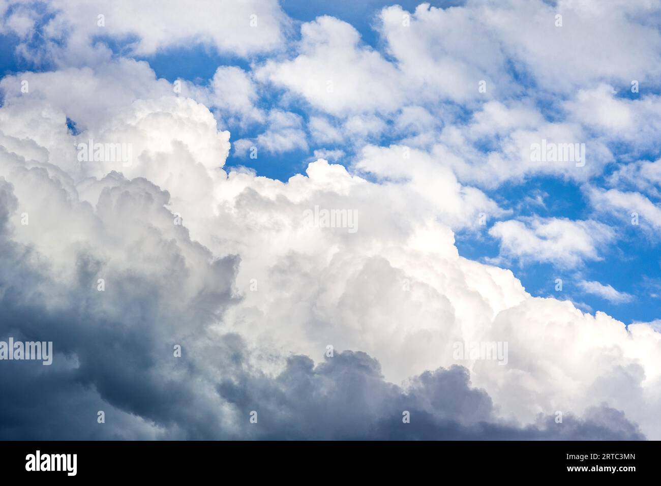 Cielo nuvoloso con nuvole di pioggia che si formano - Tours, Indre-et-Loire (37), Francia. Foto Stock
