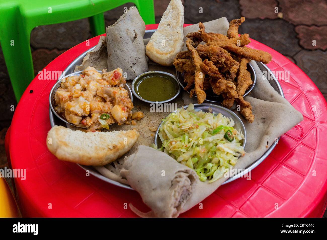 Cibo in Etiopia - injera pane piatto con pesce fritto Foto Stock