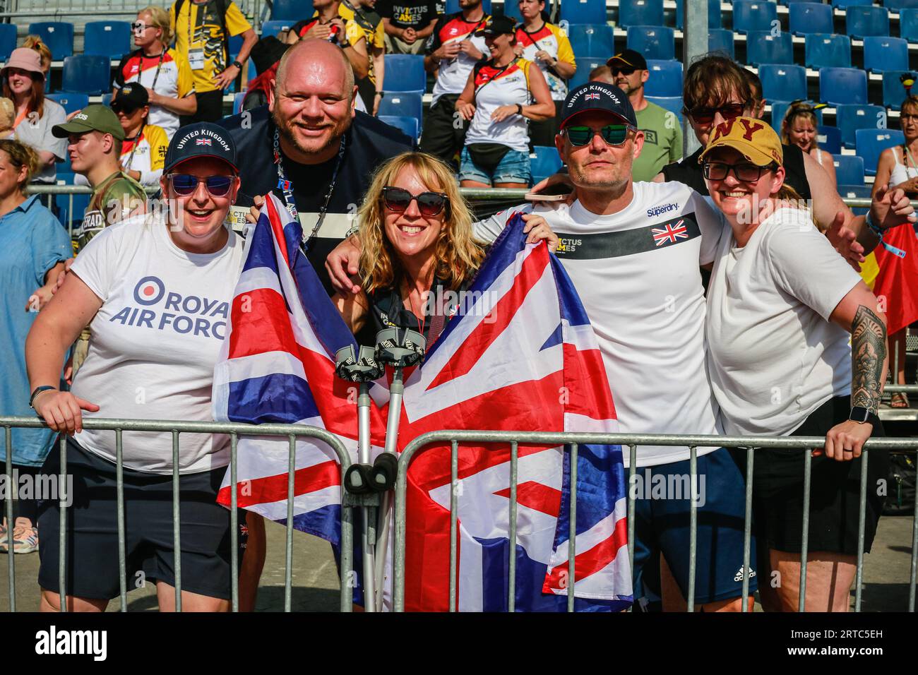 Düsseldorf, Germania. 11 settembre 2023. I tifosi del team UK si godono il sole mentre guardano il campo e tengono traccia degli eventi della giornata. 2° giorno degli Invictus Games Düsseldorf all'interno e intorno alla Merkur Spiel Arena. 21 nazioni partecipano ai giochi quest'anno. Crediti: Imageplotter/Alamy Live News Foto Stock