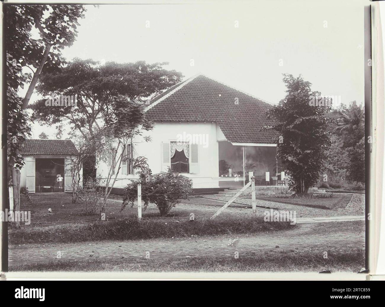 Grande casa sulla compagnia di zucchero Nieuw Tersana, Cheribon, ex Indie Orientali olandesi, Vintage Archive Photo, 1900, Bali, Java, Indonesia - Indie orientali olandesi - colonialismo europeo olandese indonesia Foto Stock