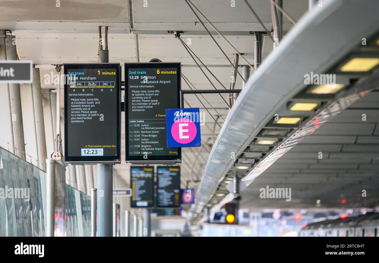 Schermi informativi digitali su una piattaforma della stazione ferroviaria di Londra Blackfriars, Londra, Inghilterra. Foto Stock