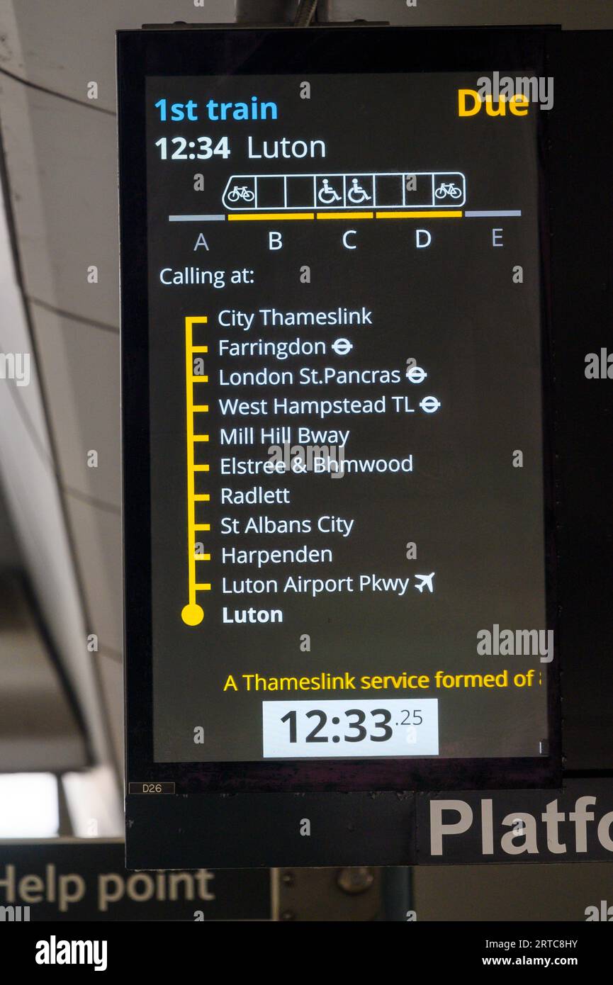 Schermata digitale delle informazioni su una piattaforma della stazione ferroviaria di Londra Blackfriars, Londra, Inghilterra. Foto Stock