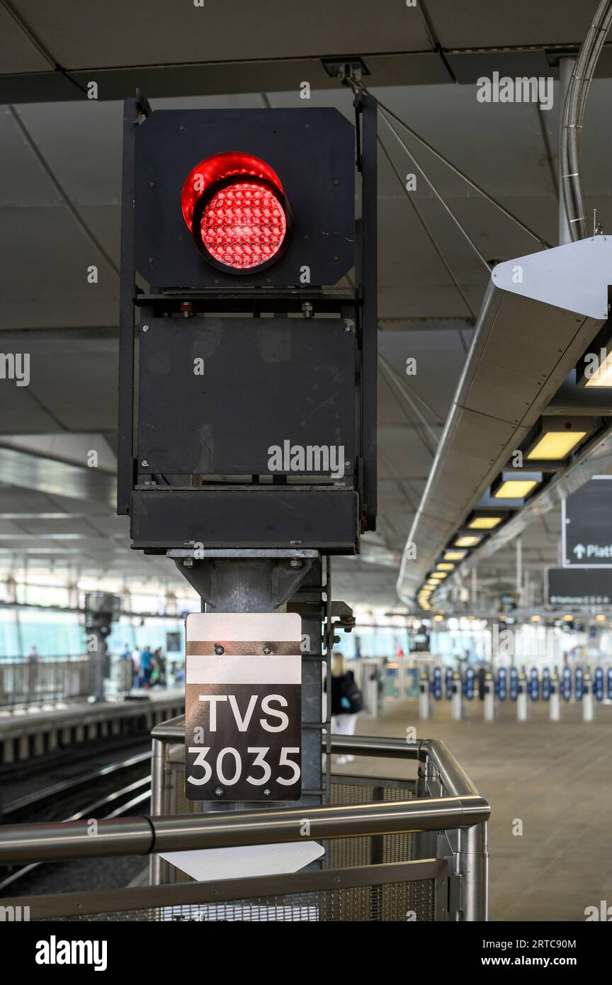 Segnale ferroviario rosso e targa di segnalazione alla stazione ferroviaria di Londra Blackfriars, Londra, Inghilterra. Foto Stock
