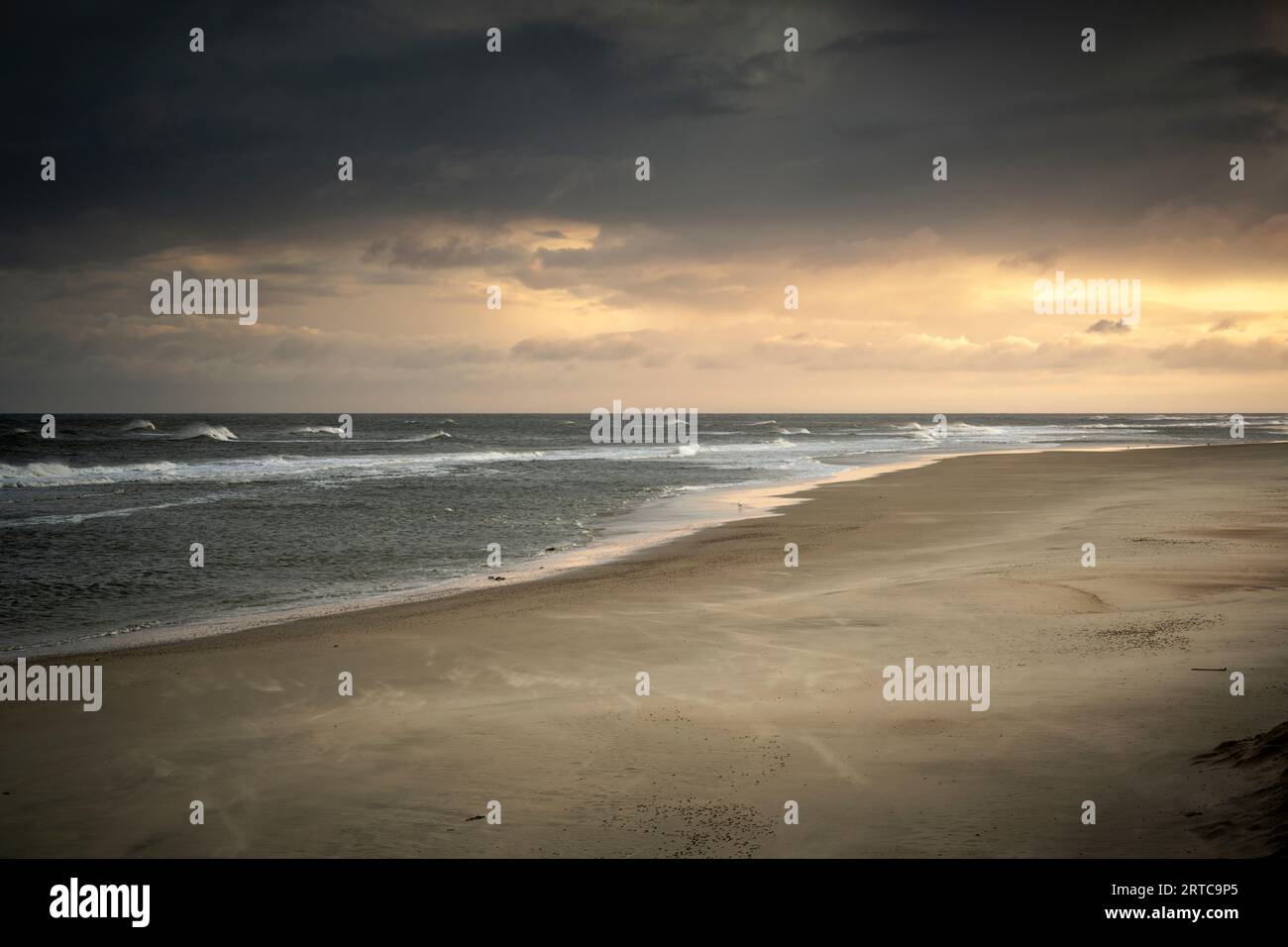 Spiaggia in tempesta e pioggia, Norderney, Isole Frisone Orientali, bassa Sassonia, Germania, Europa Foto Stock