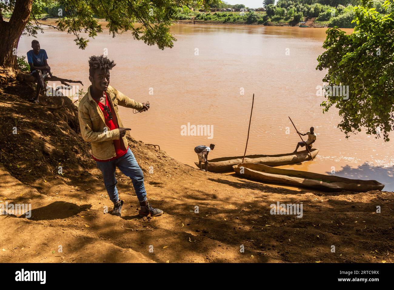 OMORATE, ETIOPIA - 5 FEBBRAIO 2020: Abitante della città in visita alla tribù Daasanach vicino a Omorate, Etiopia Foto Stock