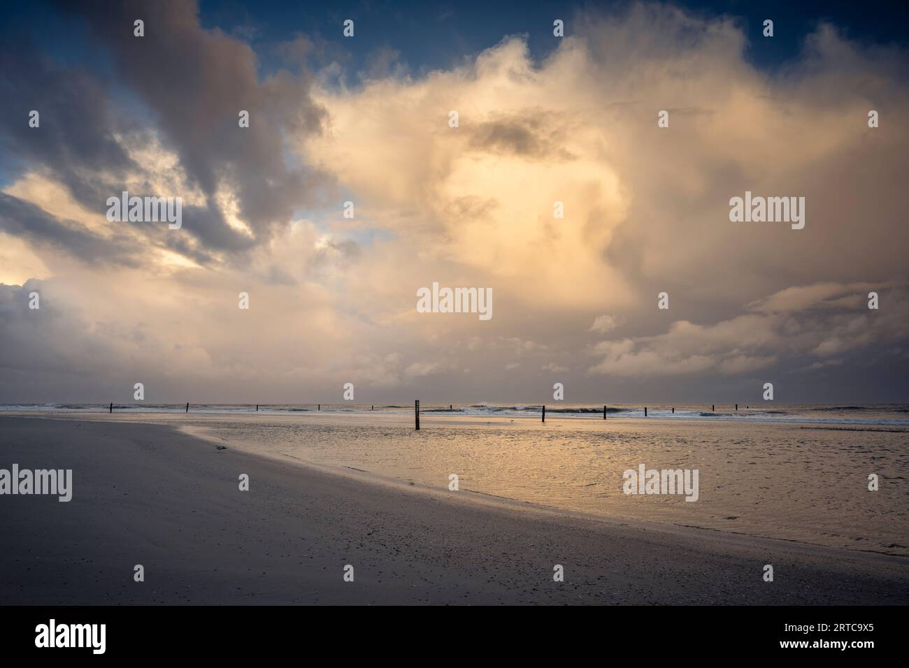 Spiaggia in tempesta e pioggia, Norderney, Isole Frisone Orientali, bassa Sassonia, Germania, Europa Foto Stock