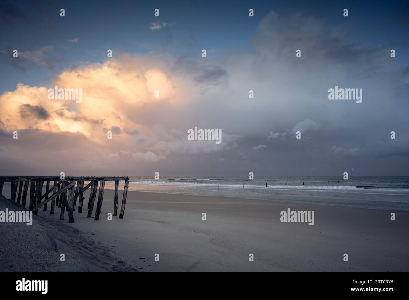 Spiaggia in tempesta e pioggia, Norderney, Isole Frisone Orientali, bassa Sassonia, Germania, Europa Foto Stock