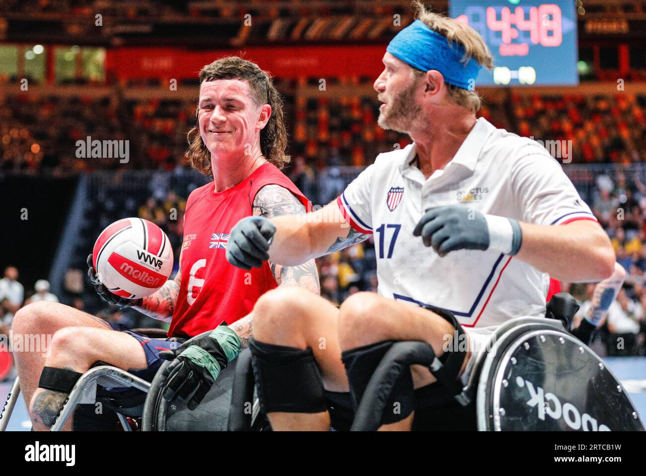 Düsseldorf, Germania. 11 settembre 2023. Charlie Holford con la palla. Questa sera, la squadra del Regno Unito gioca a Team USA nella partita di medaglia d'oro della squadra mista di rugby su sedia a rotelle all'arena Spiel Merkur. Team USA vince 21-13. 2° giorno degli Invictus Games Düsseldorf. 21 nazioni partecipano ai giochi quest'anno. Crediti: Imageplotter/Alamy Live News Foto Stock