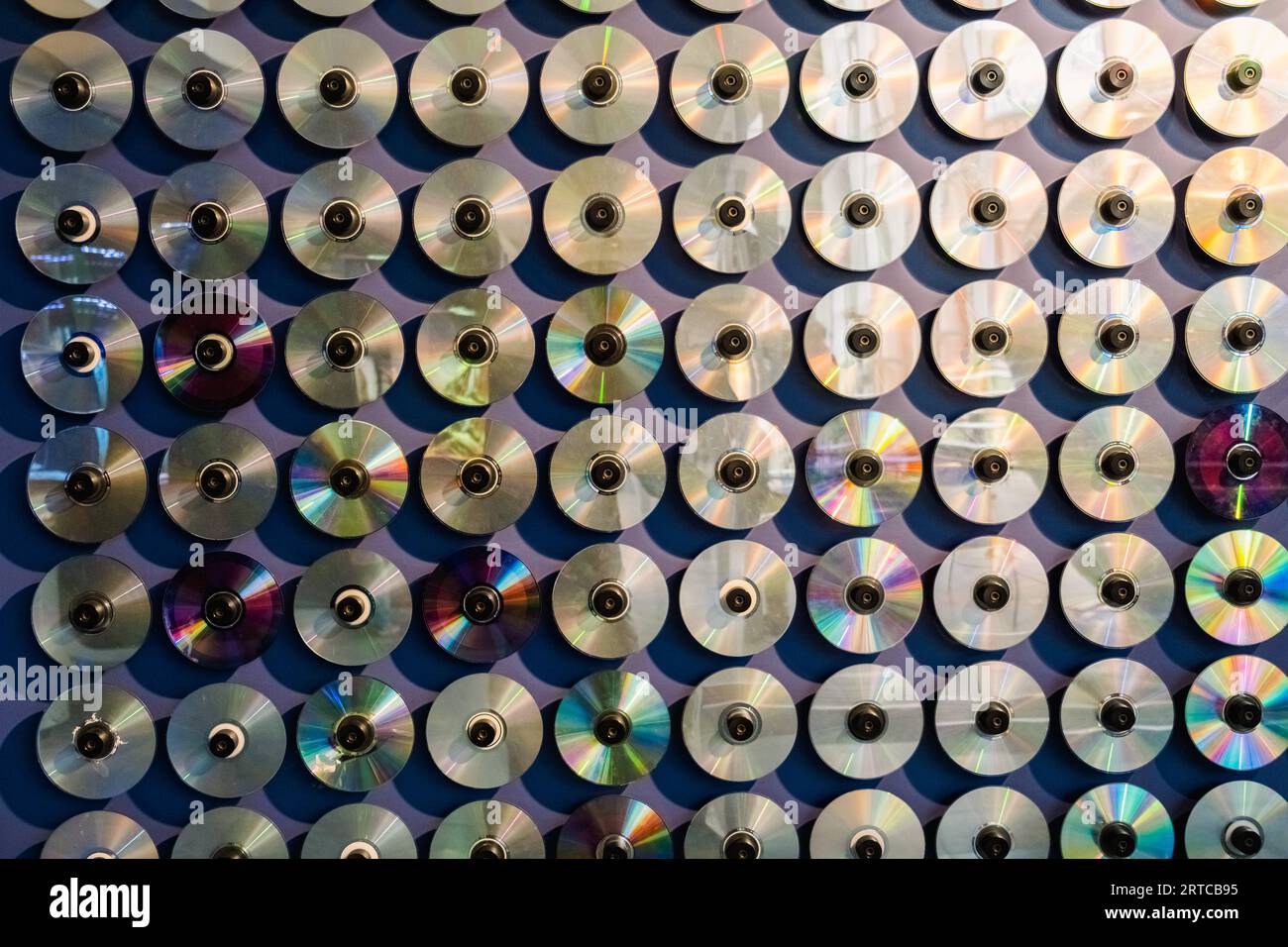 I dischi laser compatti sono oggetti obsoleti, così come i cd di musica e dati. Foto Stock
