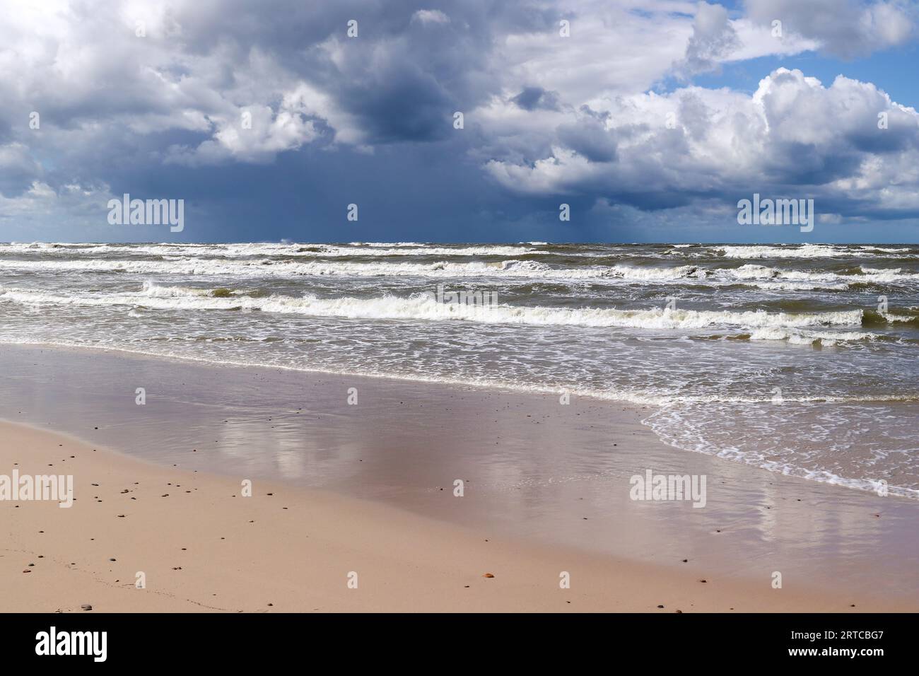 Costa del Mar Baltico e spiaggia selvaggia con nuvole di pioggia all'orizzonte nel Parco nazionale slovacco, noto anche come Parco nazionale Slowinski, Polonia Foto Stock
