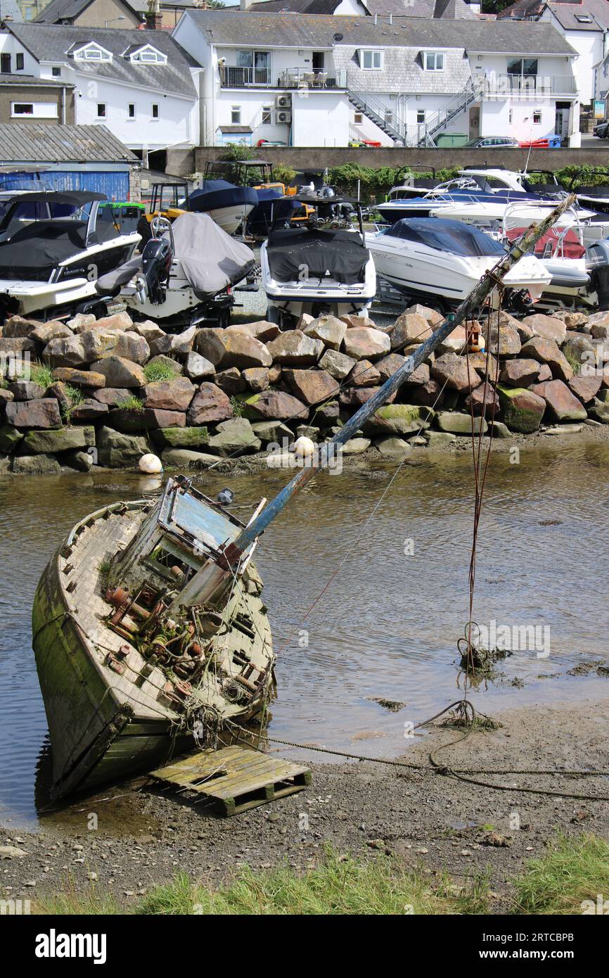 Vecchio yacht abbandonato nel porto di Abersoch Foto Stock