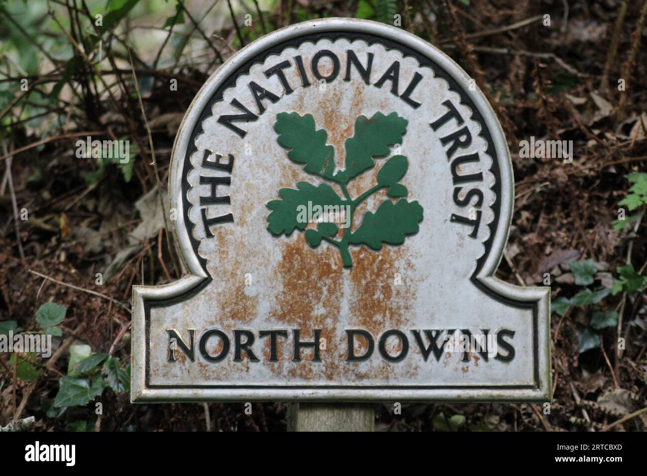 Cartelli del National Trust che mostrano la foglia di quercia Foto Stock