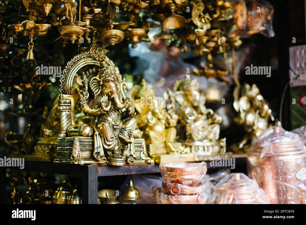 Pune, India, divinità in ottone e articoli in rame in vendita Foto Stock