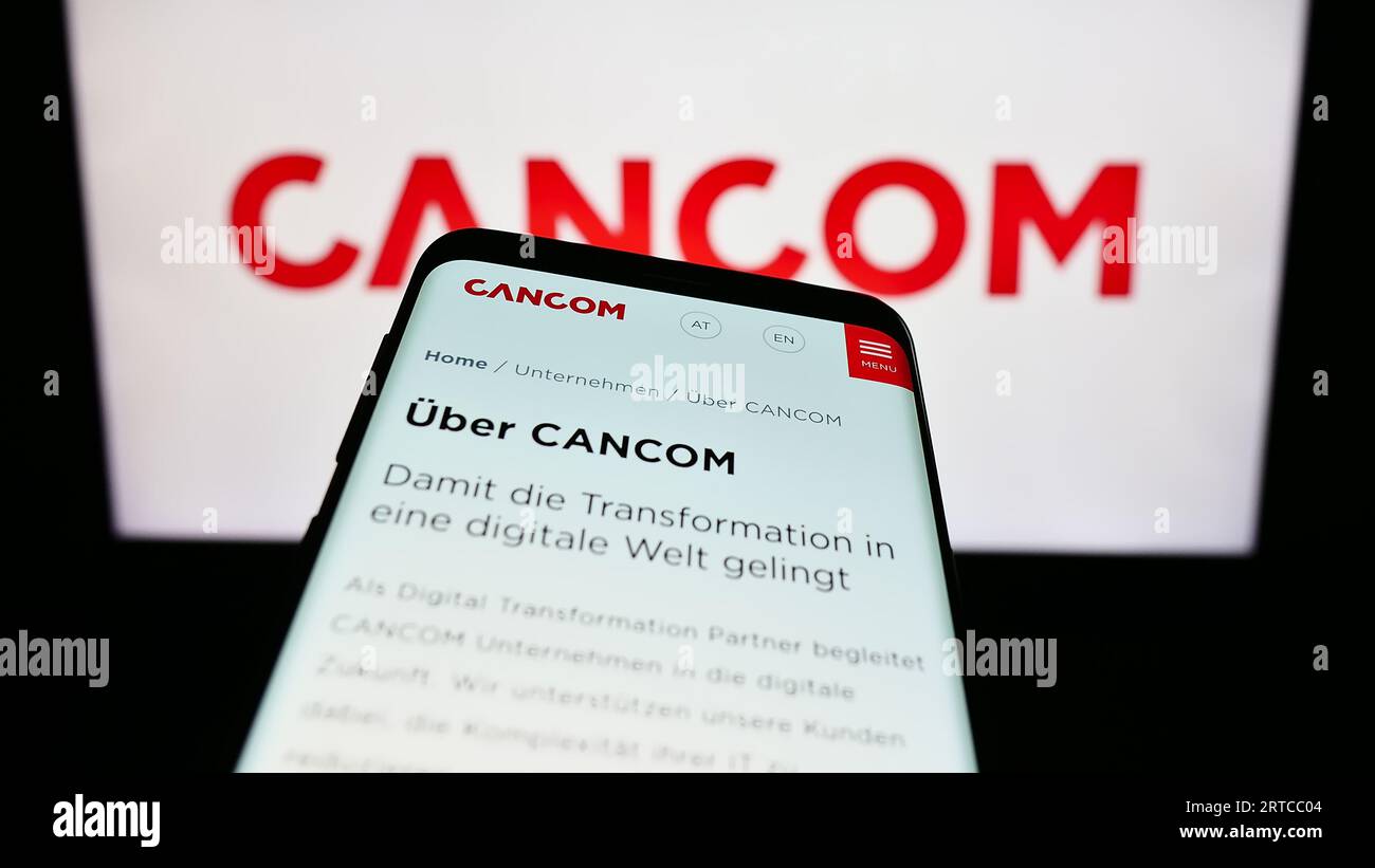 Telefono cellulare con sito Web dell'azienda tedesca di tecnologia dell'informazione Cancom se sullo schermo davanti al logo. Mettere a fuoco in alto a sinistra sul display del telefono. Foto Stock