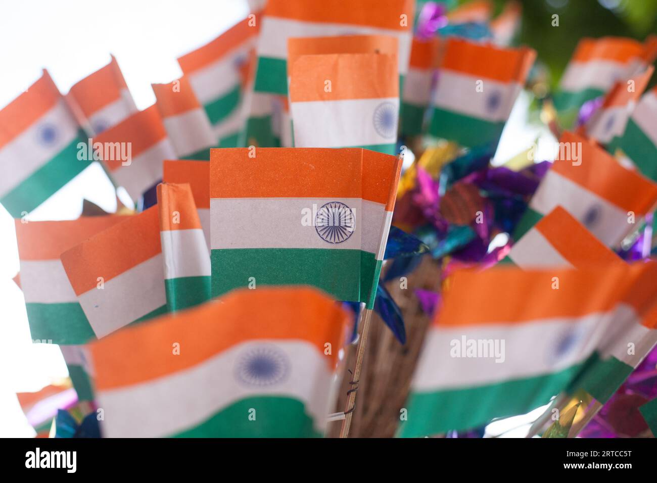 Pune, India, bandiere di carta dell'India vendute durante il giorno dell'indipendenza Foto Stock