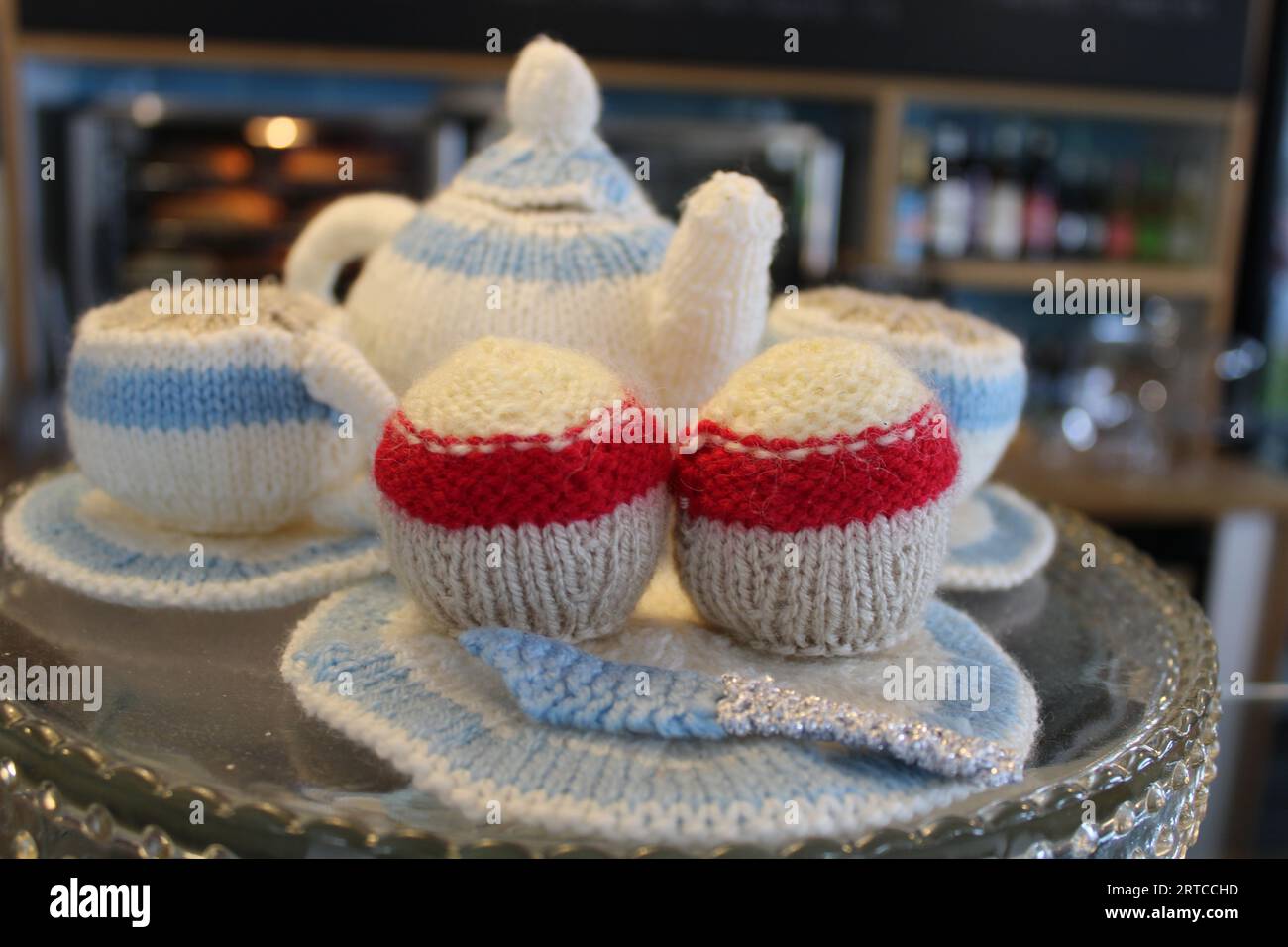 Teiera lavorata a mano, tazze e due torte Foto Stock