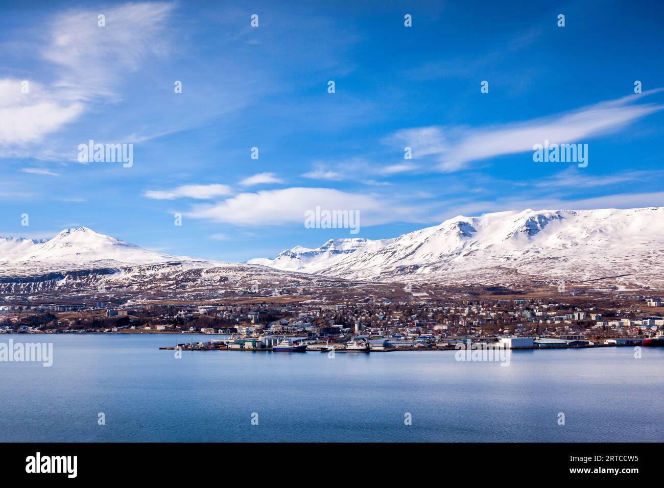 La città di Akureyri, sulle rive del fiordo Eyjafjordur, in Islanda settentrionale, in primavera. Foto Stock