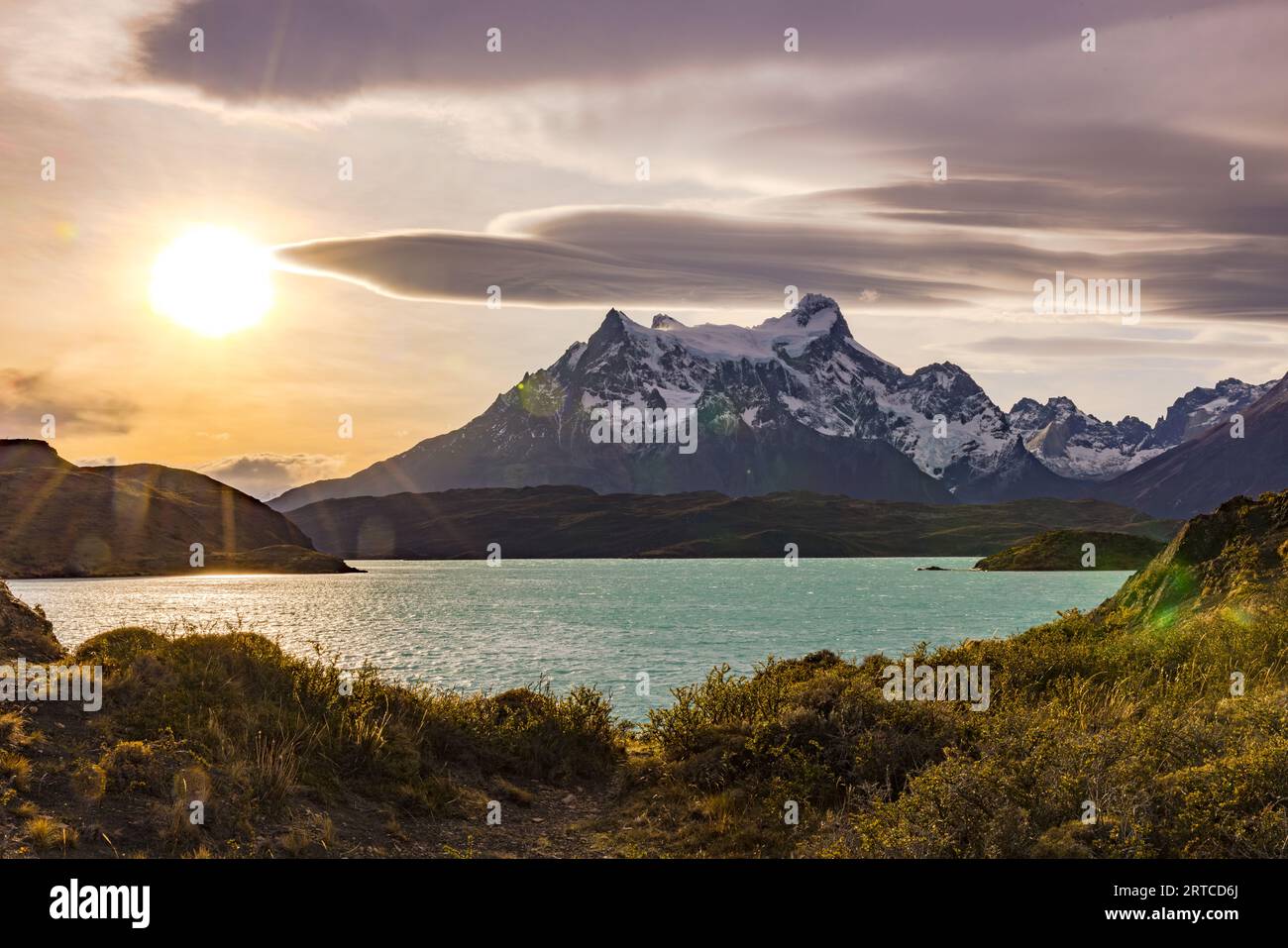 Atmosfera serale delicata con sole e lago di fronte al monte principale Cerro Paine grande del massiccio delle Torres del Pains, Cile, Patagonia, Sud America Foto Stock
