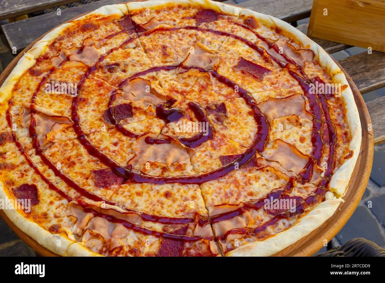 pizza su un tavolo di legno di un caffè di strada in un giorno d'estate. Foto Stock
