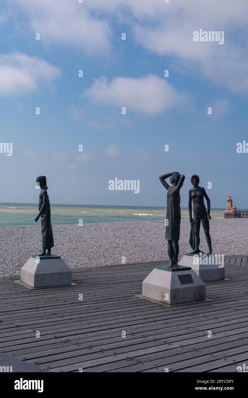 Sculture sulla spiaggia di Fecamp, Normandia, Francia Foto Stock