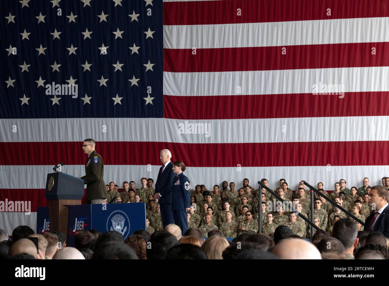 Anchorage, Stati Uniti d'America. 11 settembre 2023. Anchorage, Stati Uniti d'America. 11 settembre 2023. Brian Eifler, comandante generale dell'11th Airborne Division, presenta il presidente degli Stati Uniti Joe Biden, al centro, durante una commemorazione del 22° anniversario degli attacchi terroristici del 9/11 durante una cerimonia di commemorazione presso la Joint base Elmendorf-Richardson, l'11 settembre 2023 ad Anchorage, Alaska. Credito: Sheila Devera/U.S. Air Force/Alamy Live News Foto Stock