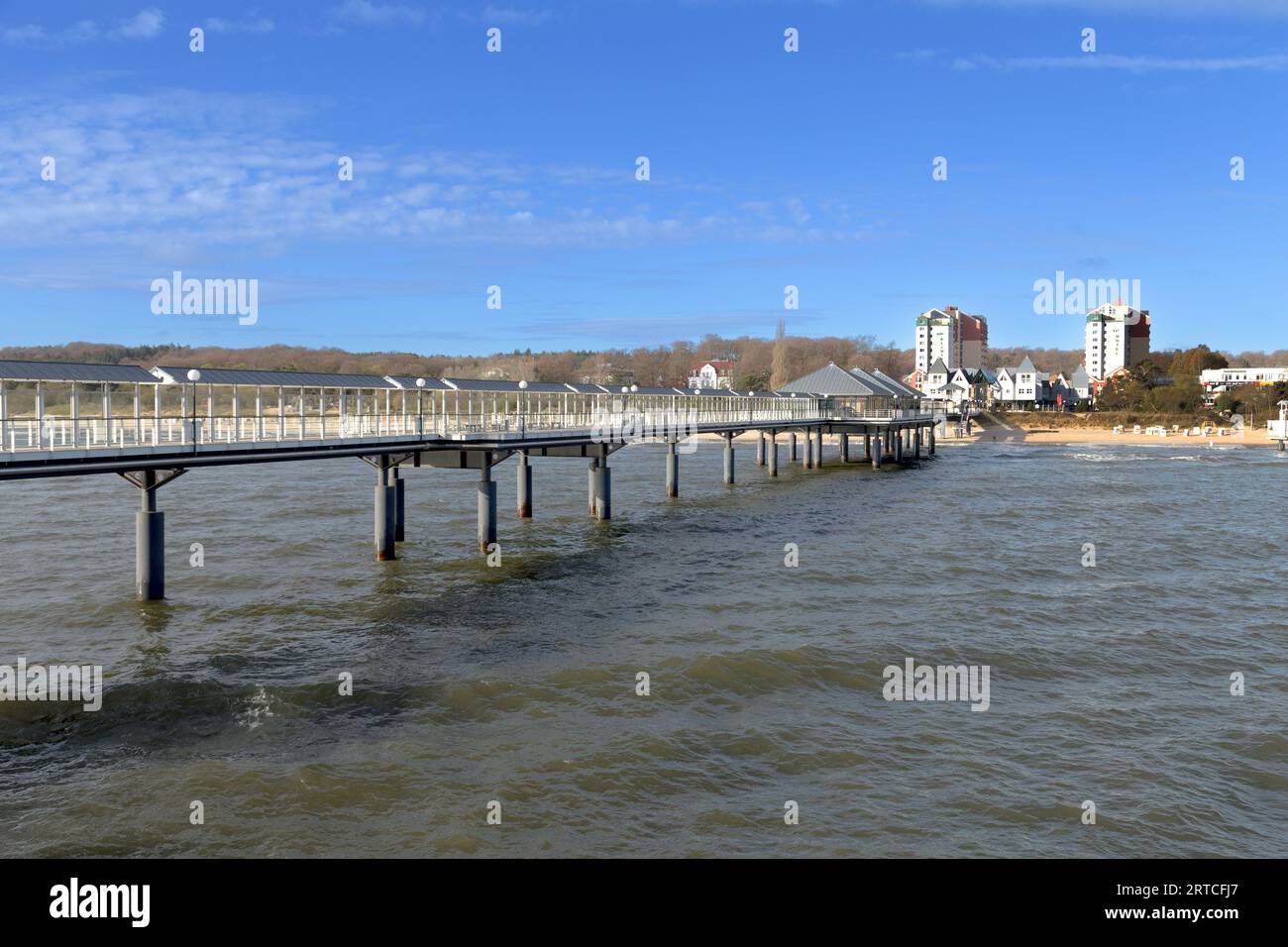 Vista dal molo al moderno molo nella città termale di Ahlbeck, Heringsdorf, vista dal Mar baltico. Foto Stock