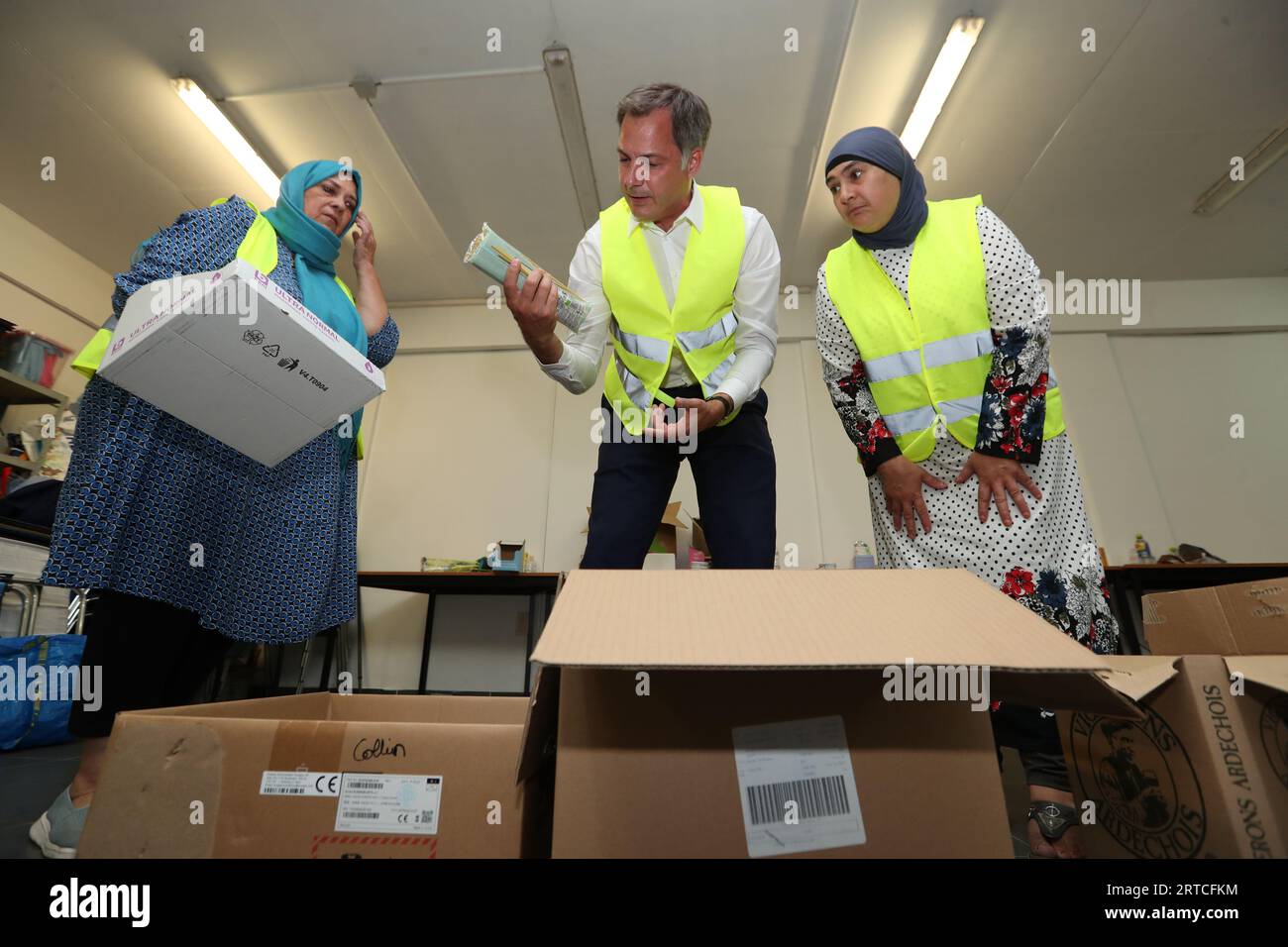 Gent, Belgio. 12 settembre 2023. Il primo ministro Alexander De Croo ha fotografato la collezione di vari tipi di beni di soccorso per le vittime del terremoto in Marocco, martedì 12 settembre 2023 ad al Minara a Gent. Un grave terremoto che ha colpito il Marocco venerdì scorso ha ucciso oltre 2000 persone e ne ha feriti più di 2.400. BELGA PHOTO NICOLAS MAETERLINCK Credit: Belga News Agency/Alamy Live News Foto Stock