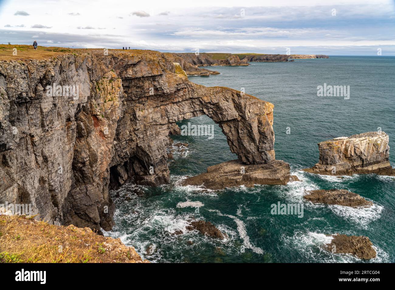 Il ponte di roccia naturale Green Bridge, Pembrokeshire Coast National Park, Pembrokeshire, Galles, Regno Unito, Europa Foto Stock