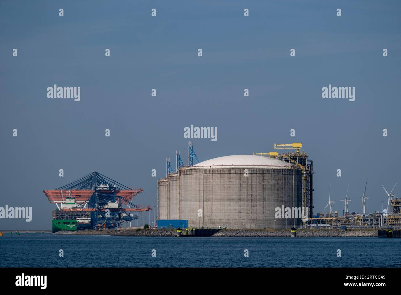 Stoccaggio di gas naturale liquefatto. Impianto di GNL o GPL. Serbatoi di stoccaggio per gas liquefatto. Al porto di Toterdam. Paesi Bassi Foto Stock