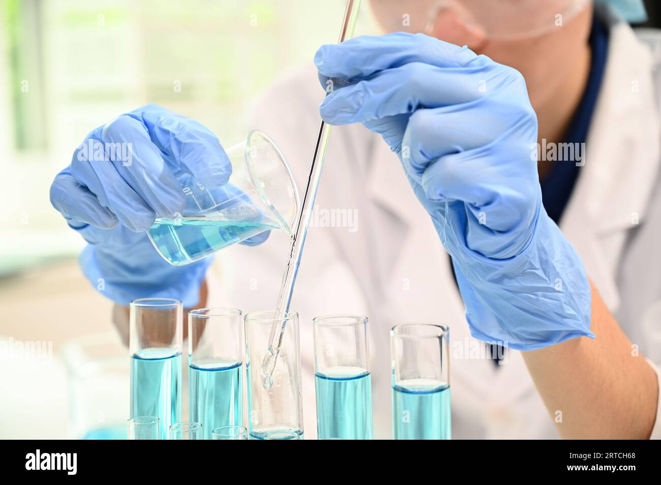 laboratorio, donna, medico, ricerca, scienza, persona, medicina, scienziato, chimica, medico, biotecnologia, ospedale, donna, tecnologia, clinica, de Foto Stock