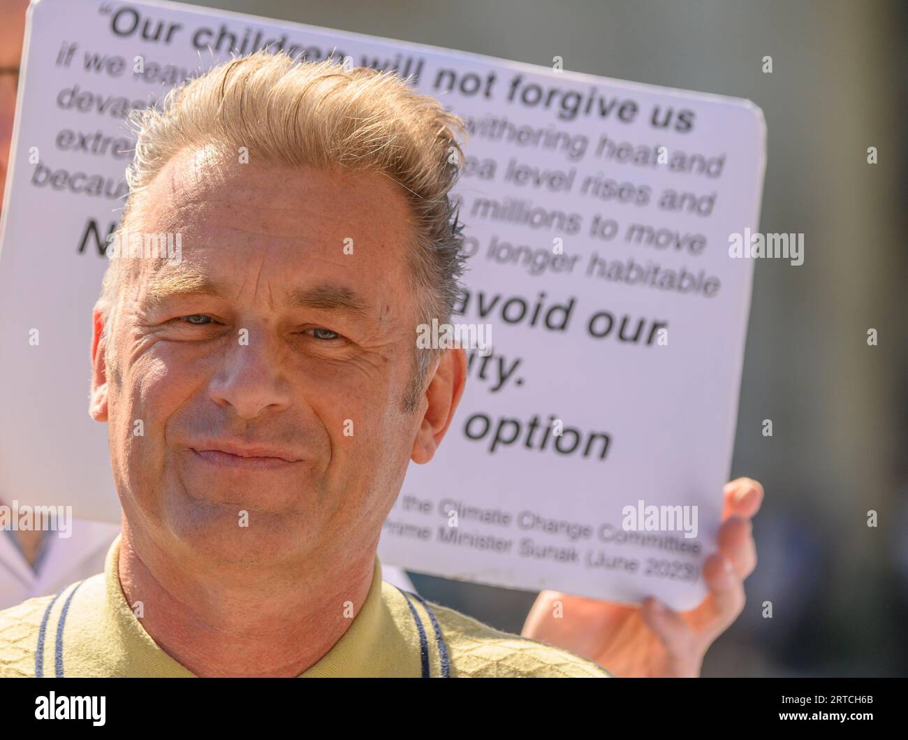 Il presentatore televisivo della natura Chris Packham in Parliament Square per protestare contro la concessione di nuove licenze per l'estrazione del petrolio. Londra, Regno Unito. 4 settembre 2023. Foto Stock