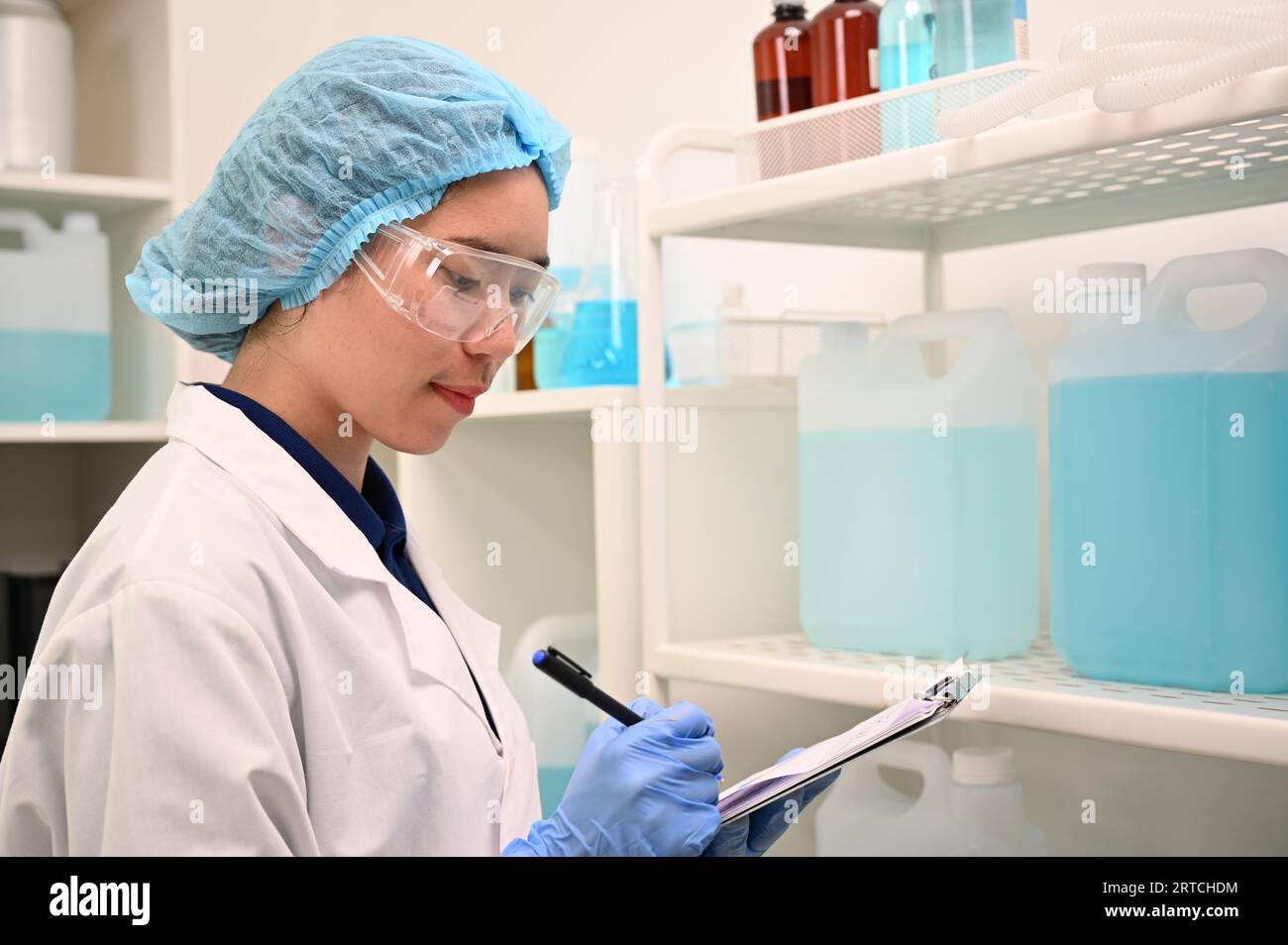 laboratorio, donna, medico, ricerca, scienza, persona, medicina, scienziato, chimica, medico, biotecnologia, ospedale, donna, tecnologia, clinica, de Foto Stock