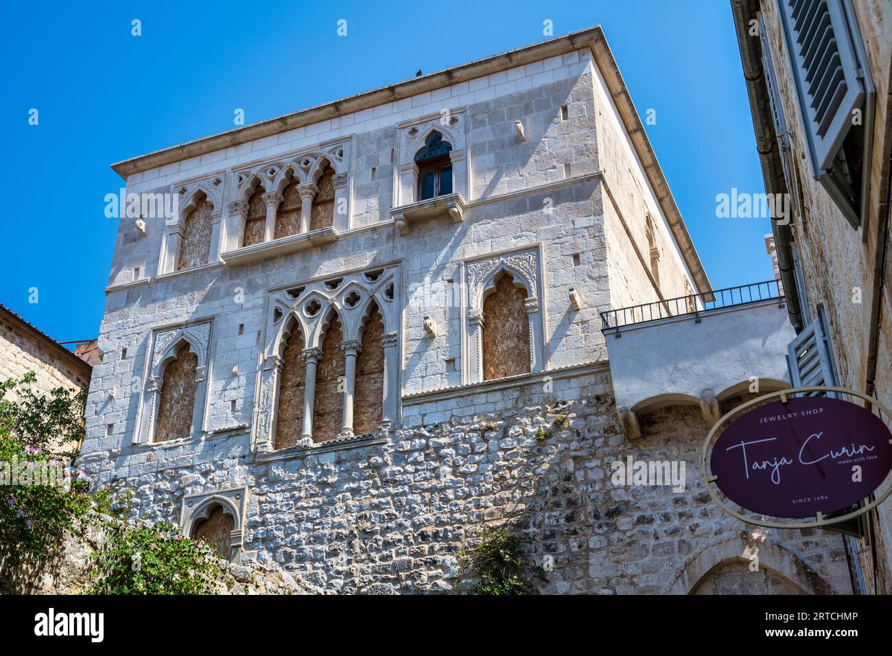 Palazzo Hektorovic incompiuto del XV secolo nella città di Hvar (Grad Hvar) sull'isola di Hvar, sulla costa dalmata della Croazia Foto Stock