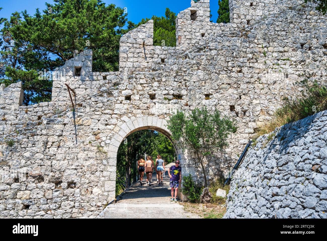 Arco in pietra sul sentiero che conduce alla fortezza spagnola (Fortica) nella città di Hvar (Grad Hvar) sull'isola di Hvar, sulla costa dalmata della Croazia Foto Stock