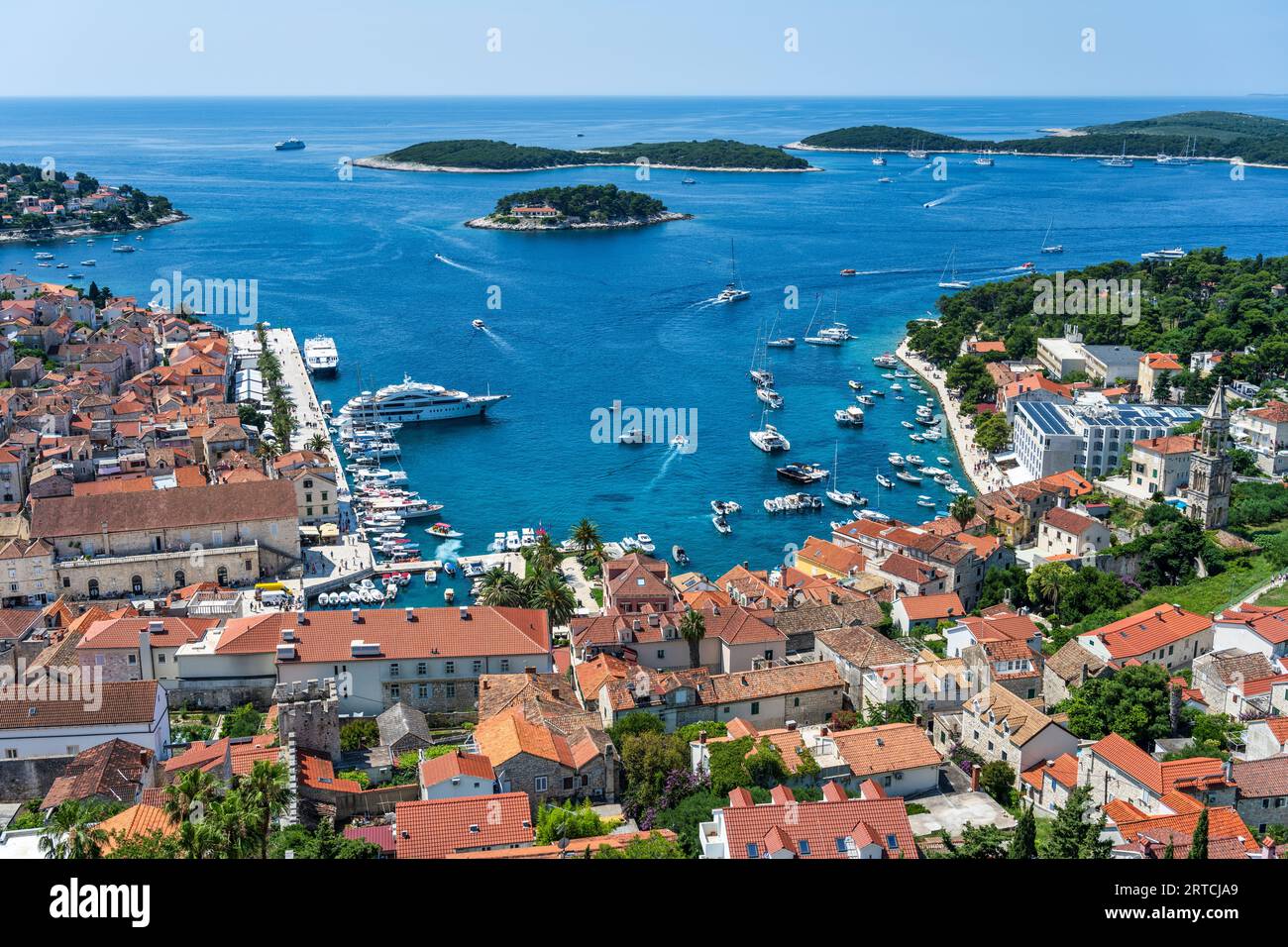 Vista aerea della città di Hvar (Grad Hvar) e del porto dalla fortezza spagnola sulla collina sopra l'isola di Hvar, sulla costa dalmata della Croazia Foto Stock