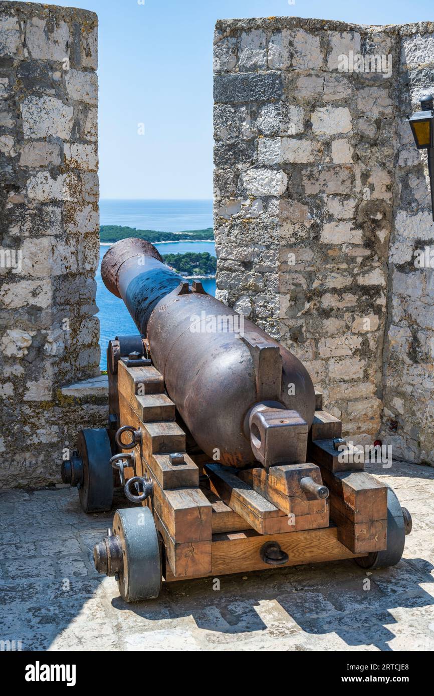 Vecchio canonico all'interno della fortezza spagnola situata sulla collina sopra la città di Hvar (Grad Hvar) sull'isola di Hvar, sulla costa dalmata della Croazia Foto Stock