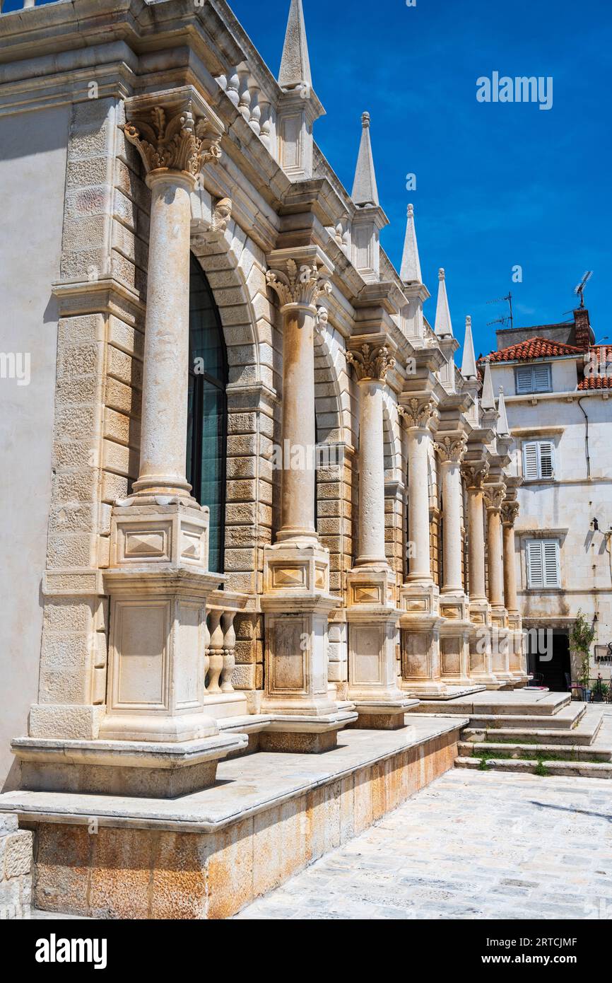 Loggia veneziana (Loda) nella città di Hvar (Grad Hvar) sull'isola di Hvar sulla costa dalmata della Croazia Foto Stock