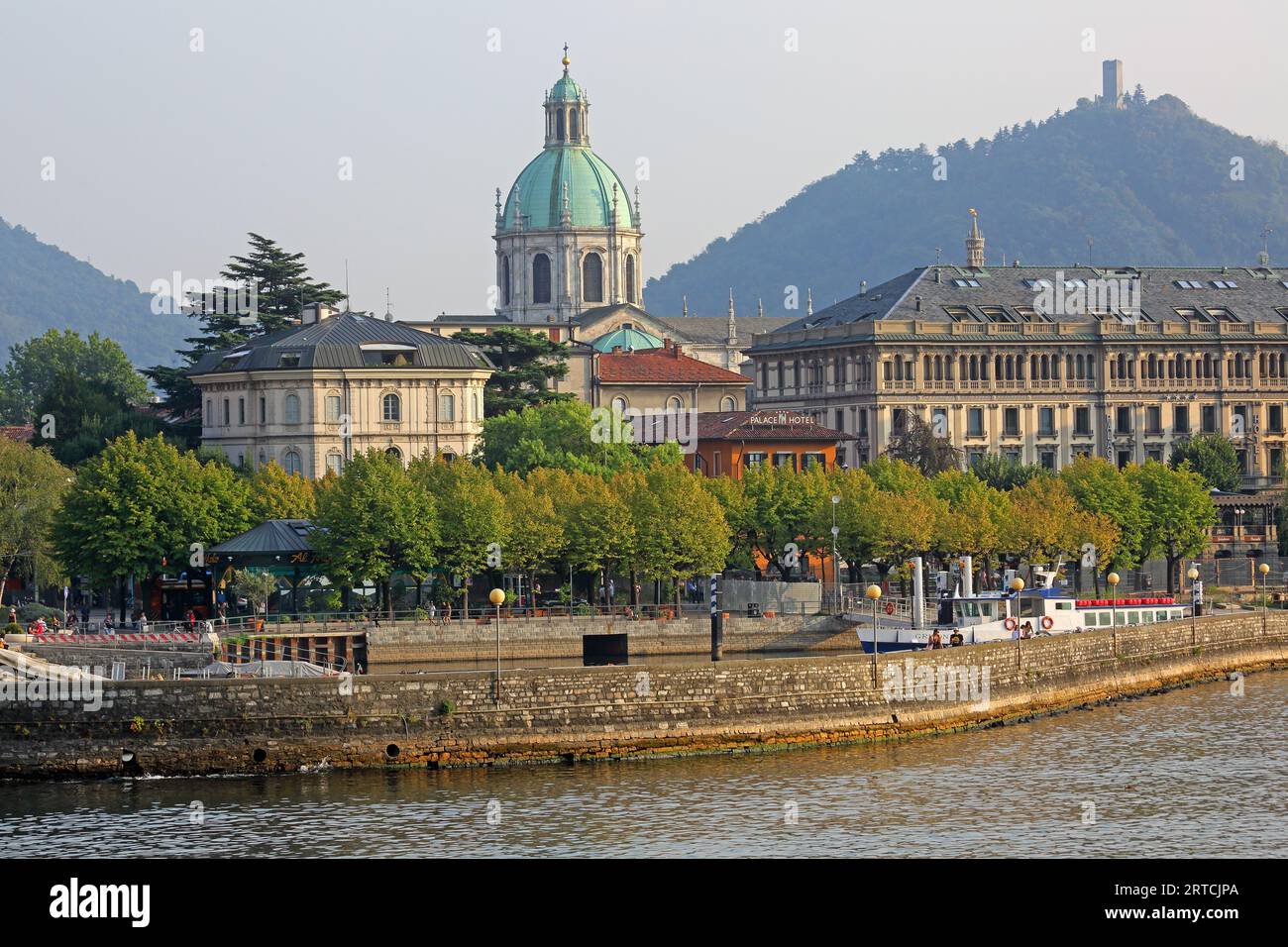 Porto con edifici sul lungo Lario Trento e la cupola del Duomo, a destra sullo sfondo la torre del Castello Baradello, Como, L. Foto Stock