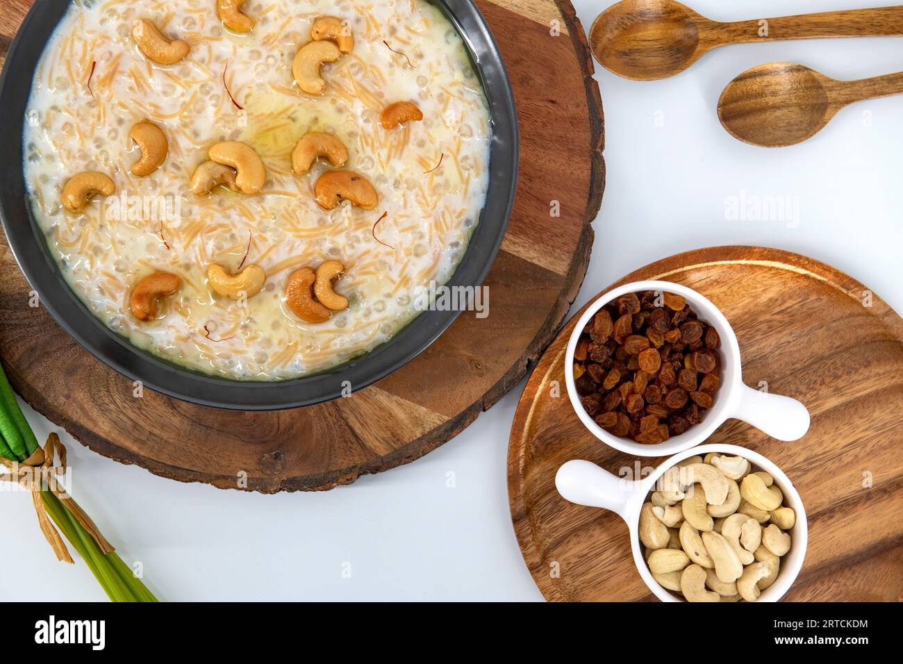 Il Semiya payasam o shewai o sewai Khir o seviyan Kheer è un dolce indiano a base di vermicelli, latte, ghee, zucchero o gelateria, uva passa e noci. Carino. Foto Stock