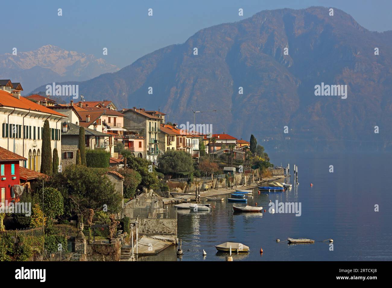 Il paese di Ossuccio, situato sulla sponda occidentale del Lago di Como, Lombardia, Italia Foto Stock