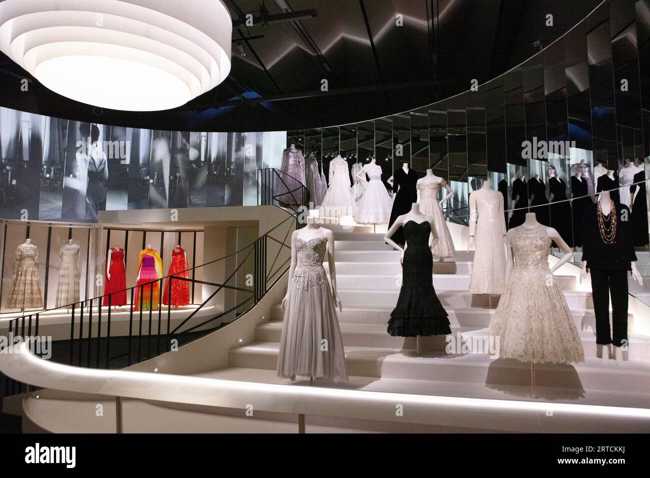 EMBARGO fino a 1 minuto dopo LA MEZZANOTTE del 12 SETTEMBRE Londra, Regno Unito. 12 settembre 2023. Una nuova mostra, 'Gabrielle Chanel: Fashion Manifesto', che sta aprendo al V&A di Londra. Oltre ad evidenziare i collegamenti di Coco Chanel con la produzione e i clienti britannici, tra cui la regina Elisabetta II, lo spettacolo include questa ricreazione della famosa scala a specchio presso l'atelier del designer a Parigi. Crediti: Anna Watson/Alamy Live News Foto Stock